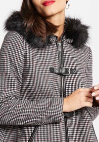 Cappotto a scacchi con cappuccio in finta pelliccia, dotato di chiusura con zip, dettagli neri e cintura, che presenta sfumature di grigio e bordeaux.