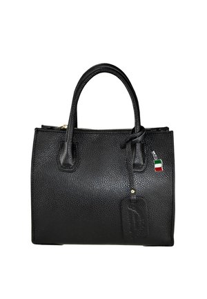 Schwarze Lederhandtasche mit strukturierten Oberflächen, doppelten Griffen, goldenen Beschlägen und einem kleinen Etikett mit der italienischen Flagge.
