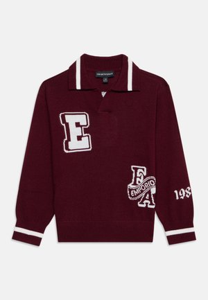 Pull en maille bordeaux à manches longues avec des rayures blanches sur le col et les poignets, grand "E" sur la poitrine et texte "EA Emporio" sur le devant.