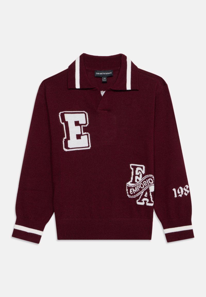 Pull en maille bordeaux à manches longues avec des rayures blanches sur le col et les poignets, grand "E" sur la poitrine et texte "EA Emporio" sur le devant.