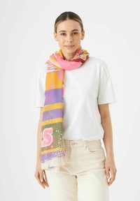 Écharpe colorée présentant un mélange de rose, orange, violet et vert. Tissu léger avec des motifs abstraits et une texture douce.