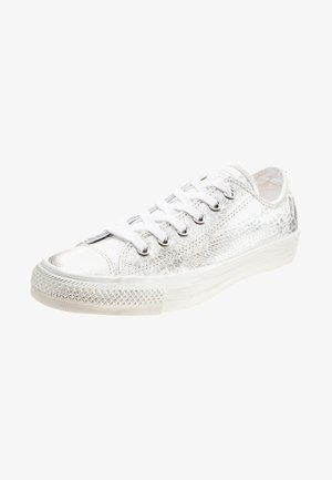 Metallisch silberner Low-Top-Sneaker mit strukturiertem Obermaterial, weißen Schnürsenkeln, runder Zehenkappe und einem gemusterten Gummi-Sohle.