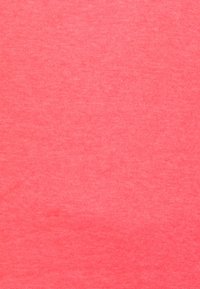 Tessuto misto cotone di un brillante colore corallo, con una texture liscia e un delicato motivo melange. Nessun motivo o dettaglio visibile.