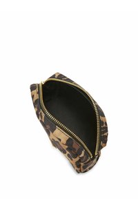 Leopardprint etui gemaakt van duurzaam stof, met een gouden rits, zwarte binnenkant en een compact vierkant formaat voor gemakkelijke opslag.