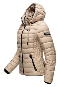 Beige puffer-jakke med avtakbar hette, med chevron-quiltet design, svarte glidelåslommer og kontrastfarget svart kant på ermene.