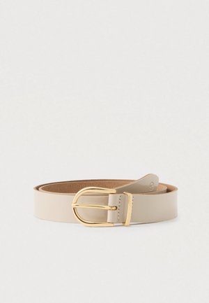 Beige lederen riem met een gladde afwerking, voorzien van een goudkleurige metalen gesp en een bruine binnenvoering. Eenvoudig, klassiek ontwerp.