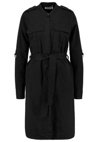 Czarny płaszcz do kolan z długimi rękawami, zapięcie na guziki z przodu, kieszenie na klatce piersiowej z klapami, epoletami na ramionach oraz paskiem w talii.