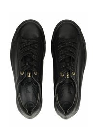 Černé kožené tenisky s texturovaným povrchem, kulatou špičkou a plochými tkaničkami. Mají zlaté průchodky a polstrované stélky pro pohodlí.