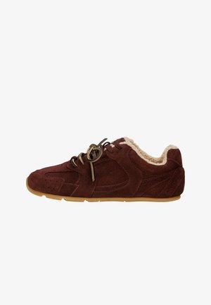 Sneaker da uomo in suede marrone con foderatura in pelliccia beige e suola in gomma color nocciola, dotato di chiusura con lacci e dettagli a pannello cuciti.