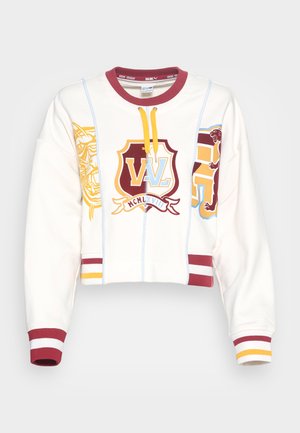 Kuttet hvit sweatshirt med maroon og gule detaljer, som har grafiske emblem og stripe-mønstre på mansjettene og nederste kant.