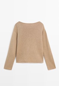 Beiger langärmeliger Strickpullover mit weitem Bootsausschnitt und geradem Saum, flach von hinten gezeigt.