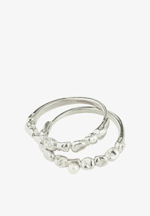 Twee zilverkleurige ringen met een textuur die in elkaar zijn verweven, waarvan er één een kleine witte parelaccent heeft.