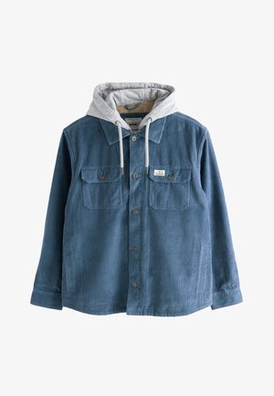 Niebieska kurtka sztruksowa na guziki z dwoma kieszeniami na piersi oraz przymocowanym jasnoszarym kapturem z białymi sznurkami.