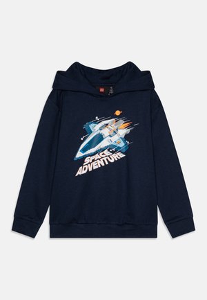 Marineblå hætte sweatshirt med et grafisk billede af et rumskib og teksten "RUMEVENTYR" i hvid og orange. Blødt stof og ribbede mansjetter.