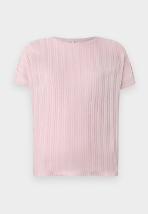 Top rosa claro de manga curta com um design texturizado em relevo, apresentando uma gola redonda e um corte solto. Tecido suave com um brilho subtil.