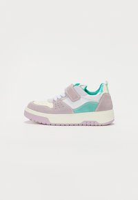 Fehér, világoslila és téglakék velúrból készült tépőzáras sneaker, texturált orral, perforációkkal az oldalán és vastag lila talppal.