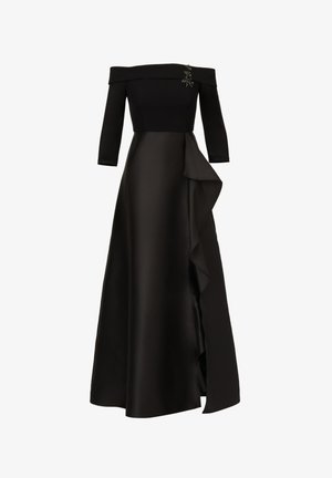 Zwarte off-shoulder jurk met driekwart mouwen, satijnachtige textuur, geplooide zijkant en decoratieve broche op het lijfje.