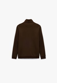 Sudadera marrón de cuello alto, con mangas largas, puños y dobladillo acanalados; textura suave y color sólido sin patrones ni acentos.