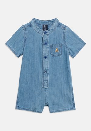 Jasnoniebieski denimowy rampers dla niemowląt z krótkim rękawem, stójką, guzikami z przodu, kieszonką na piersi i małym haftowanym misiem.