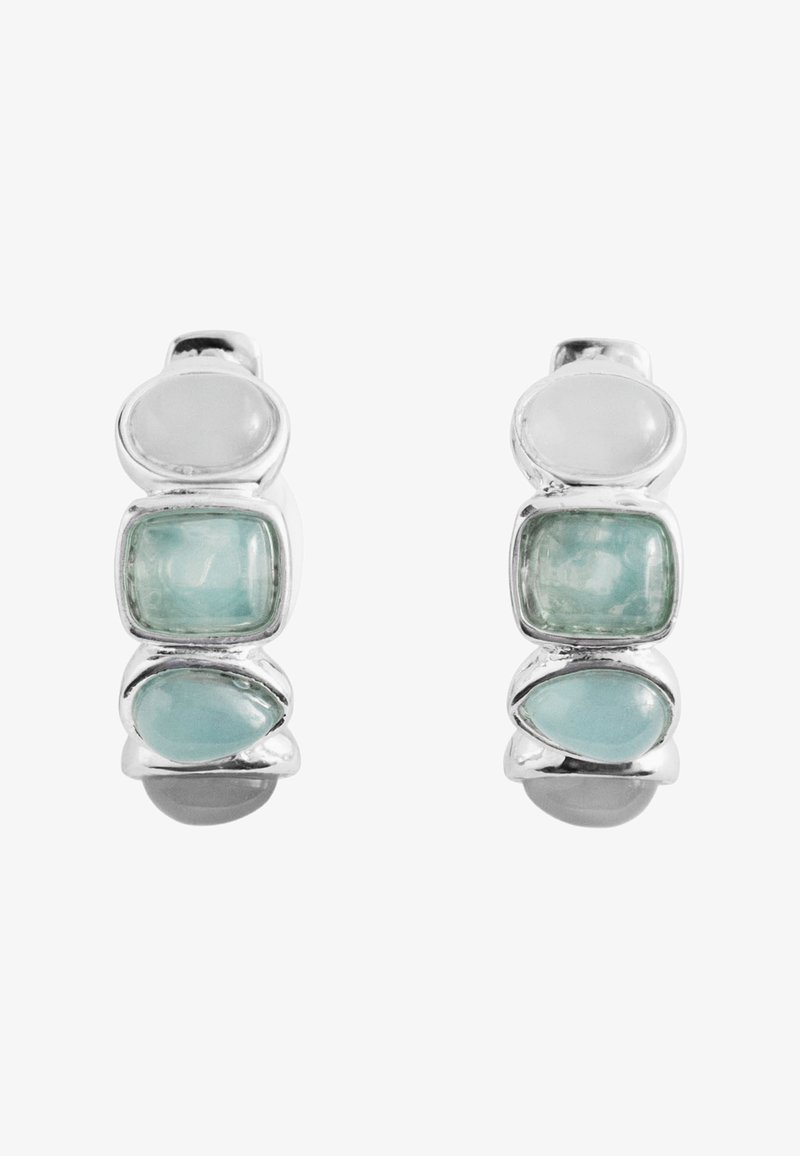 Boucles d'oreilles créoles en argent avec trois pierres semi-précieuses bleu clair et vert en formes ovale, carrée et goutte sur chaque boucle.