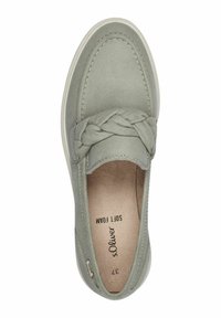 Scarpe slip-on verde chiaro con un accento intrecciato, realizzate in un materiale simile al camoscio. Presentano una soletta in morbida schiuma e una suola in gomma bianca.