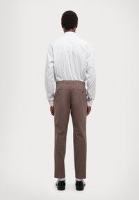 Michael Kors LIGHT TRAVEL PANT - Ülikonnapüksid - frosted brown