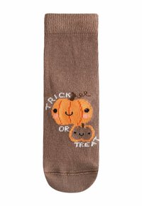 Barna zoknik bordázatos mintával, két illusztrált tökkel és a "TRICK OR TREAT" fehér felirattal.