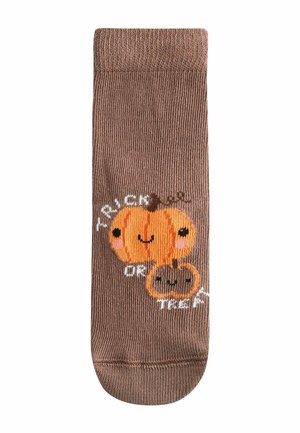 Czekoladowe skarpetki z prążkowaną fakturą, ozdobione dwiema ilustracjami dyni oraz napisem "CANDY OR TREAT" w białym kolorze.