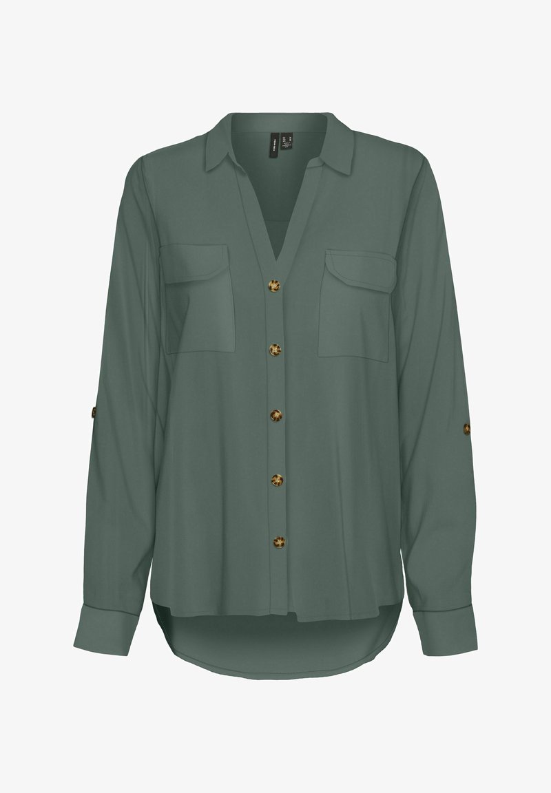 Chemise verte à manches longues boutonnée, avec deux poches poitrine, boutons dorés, col et ourlet arrondi sur fond blanc.