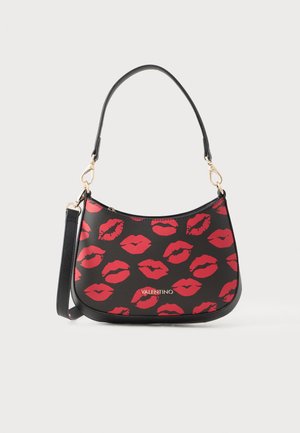 Borsa nera con forma curva, decorata con impronte di labbra rosse. Presenta una tracolla nera e accessori in oro, etichettata "Valentino".