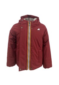 Giacca isolante rossa con cappuccio, zip frontale in giallo e bianco, e bottoni a pressione. Presenta tasche laterali e logo del marchio sul petto.