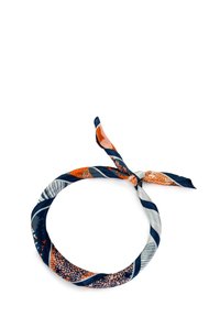 Zijden sjaal in marineblauw, oranje en wit, met bloemen- en geometrische patronen. Gedraaide design met een knoop, gladde textuur en opvallende kleuren.
