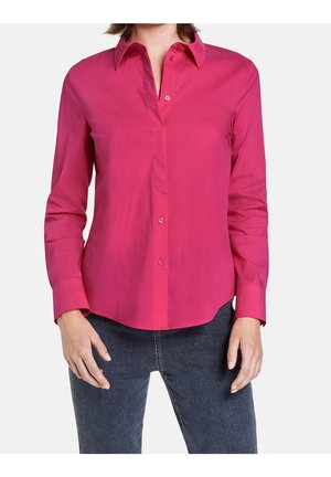 Chemise à manches longues, boutonnière, de couleur rose vif, fabriquée en tissu lisse. Elle présente un col classique, une patte de boutonnage et une coupe ajustée.