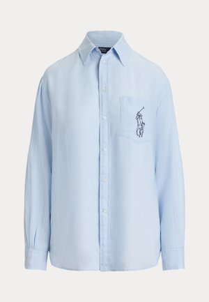 Chemise à manches longues bleu clair avec boutons sur le devant, équipée d'une poche avant ornée d'un petit logo brodé d'un joueur de polo.