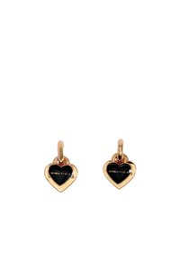 Pendientes en forma de corazón en tono dorado con incrustaciones de esmalte negro y branding grabado, que cuentan con un cierre de aro simple para un uso seguro.