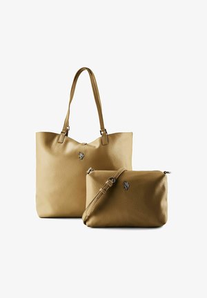 Grote beige leren shopper met twee schouderbanden en bijpassend klein crossbody tasje met verstelbare band, beide met zilveren logo-embleem.
