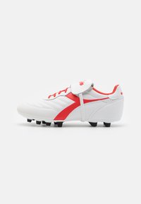 Scarpe da calcio bianche con accenti rossi, realizzate in materiale sintetico liscio. Presentano un design con lacci e una punta rinforzata. Sei tacchetti neri sulla suola.