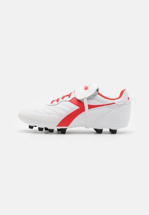 Crampons de football blancs avec des accents rouges, fabriqués en matériau synthétique lisse. Présente un design à lacets et une coque de protection renforcée à l'avant. Six pointes noires sur la semelle.