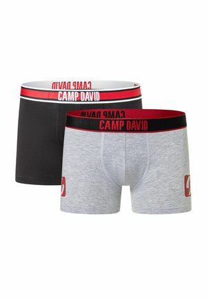 Zwei Paar Herrenboxershorts, eines grau und eines schwarz, beide mit roten und schwarzen Bund mit der Aufschrift "CAMP DAVID".