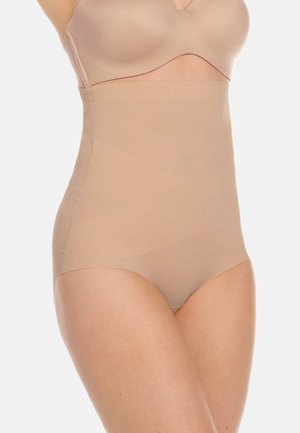 Vrouw draagt nude hoogtailiër shapewear slip en een bijpassende beha, met een soepele pasvorm en lichaamscontourerende effecten.