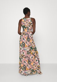 Vestido largo con estampado floral colorido en rosa, verde y naranja, confeccionado con una tela ligera. Diseño sin mangas con cintura ajustada.