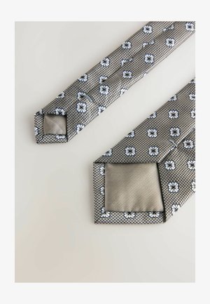 Grau gemusterte Krawatte mit kleinen weißen Blumendesigns, gefaltet dargestellt, um die Vorderseite und das Rückfutter auf hellem Hintergrund zu zeigen.