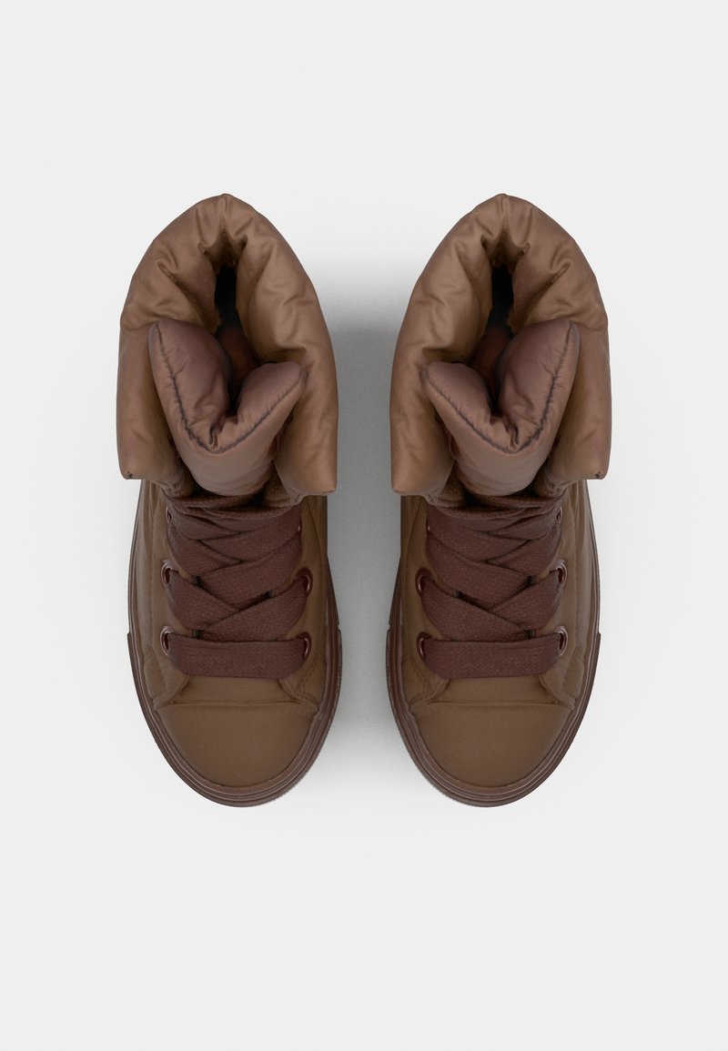 Bruine hoge sneakers met een gevoerde kraag, textuurlinten en een gladde rubberen zool, gekenmerkt door een uniforme kleur en minimalistisch design.