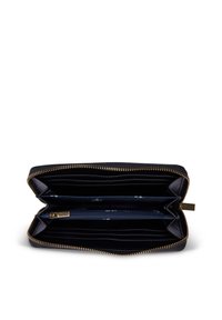 Mörkblå läderplånbok med dragkedja, flera kortfack och fack, guldfärgade detaljer och ett strukturerat yttre.