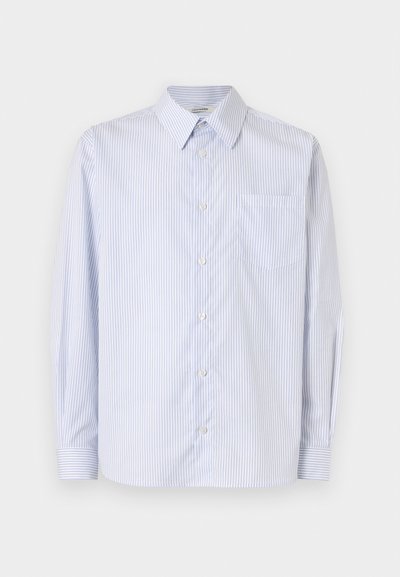 Λευκό πουκάμισο με λεπτές κάθετες μπλε ρίγες, μακριά μανίκια, μπροστινό κλείσιμο με κουμπιά, μυτερός γιακάς και τσέπη στο στήθος στην αριστερή πλευρά.