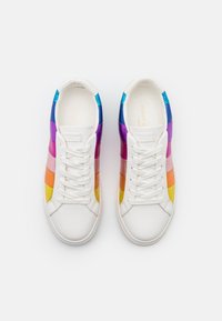 Witte sneakers met een meerkleurig gestreept ontwerp in blauw, paars, roze, oranje en geel. Gladde leren textuur met een ronde neus.