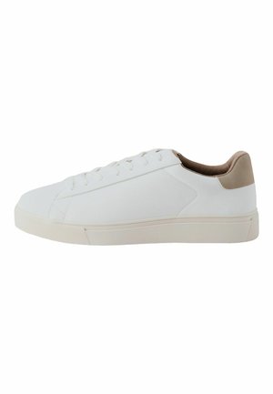 Baskets basses blanches avec languette beige au talon, fermeture à lacets et semelle beige clair, vues de côté extérieur sur fond blanc.