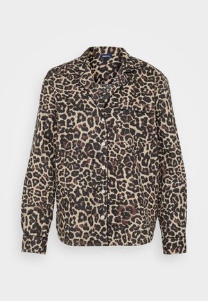 Camisa de estampado de leopardo en tela beige y negra. Presenta un cuello, cierre frontal con botones, bolsillo en el pecho y mangas largas con puños abotonados.