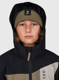 Bambino che indossa una giacca a maniche lunghe nera e beige con cappuccio e un berretto oliva a coste, con una patch nera del logo, che guarda dritto davanti a sé con un'espressione neutra.