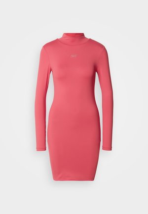 Jätkuva pikad varrukad kleit erksas roosas, valmistatud siledast kangast, kõrge kaelusega ja minimaalse logo detailiga kaela ääres.